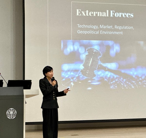 유명순 한국씨티은행장이 이화여자대학교 CEO특강에서 강의하고있다.