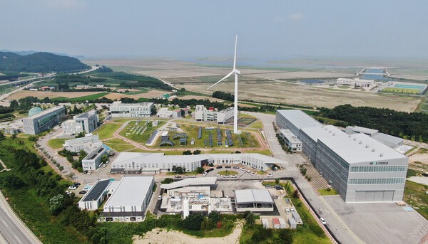 전북 부안 신재생에너지단지 내에 위치한 현대건설 수전해 기반 수소 생산기지 전경 모습