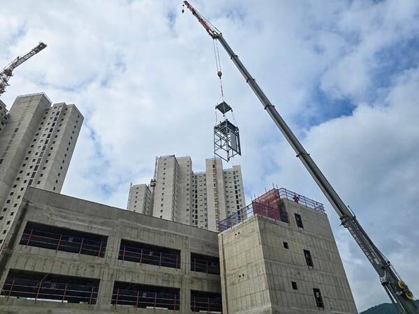 올해 8월, 힐스테이트 이천역 현장에서 저층용 모듈러 승강기를 시범 설치하고 있다.