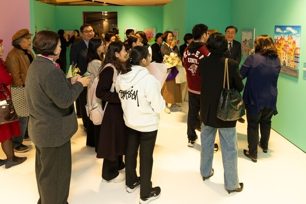 삼성복지재단이 서울특별시 어린이병원과 함께 발달장애 아동·청소년의 작품 전시회 《다른 시선, 같은 빛》을 삼성아동교육문화센터에서 개최한다.