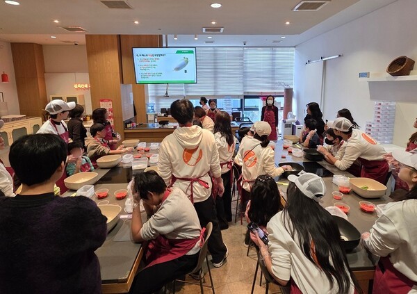 교촌 ‘바르고 봉사단’, 특수학급 학생들과 김장 체험활동 진행..김치 만들며 함께 배우고 나누는 따뜻한 시간 가져 (사진=교촌치킨 제공)