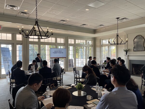  미국 애틀랜타 총영사관 김대환 부총영사가 8일(현지시간) 조지아주 덜루스에서 한국기업과 협의회를 갖고 미국 비자 및 입국심사에 유의할 것을 당부하고 있다. (사진=연합뉴스 제공)