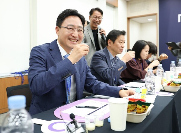 임광현 국세청장이 국민•기업•자문 심사단과 함께 관능(블라인드) 심사를 하고 있다. (사진=롯데칠성음료 제공)