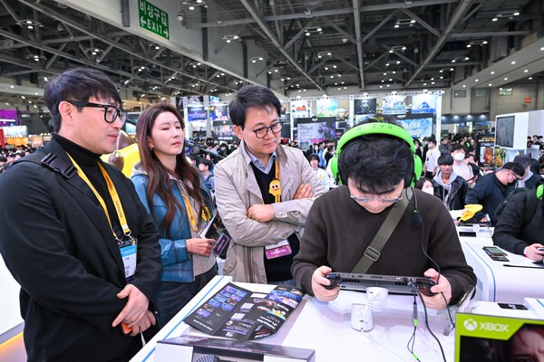 넷마블·코웨이 방준혁 의장도 이날 현장을 방문해 주요 출품작 시연과 이용자 의견 청취에 나섰다.