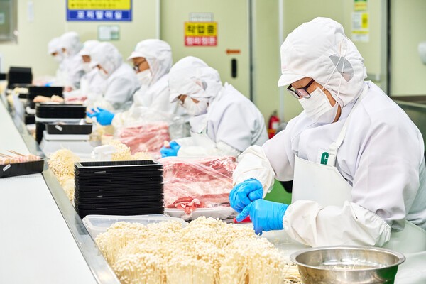 투다리 서산 공장 꽂이 수작업하는 작업자들  [사진=투다리 제공]