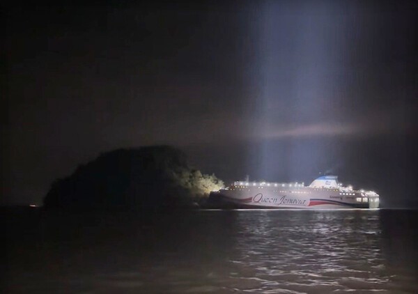 19일 오후 8시 17분경 전남 신안군 장산면 장산도 인근 해역에서 여객선이 좌초했다는 신고가 해양경찰에 접수됐다. [사진=연합뉴스]