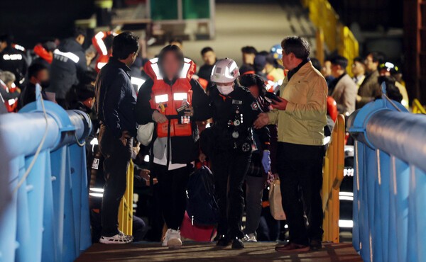 19일 오후 전남 목포시 목포해양경찰서 전용 부두로 여객선 퀸제누비아2호 탑승객들이 구조돼 이동하고 있다. [사진=연합뉴스]