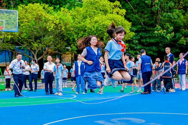 2025년 9월 중국 사천에 위치한 한 초등학교에서 꿈의 교실 후원 사업에 참여한 자원봉사자들이 학생들과 체육활동을 하는 모습. [사진=현대차 제공]