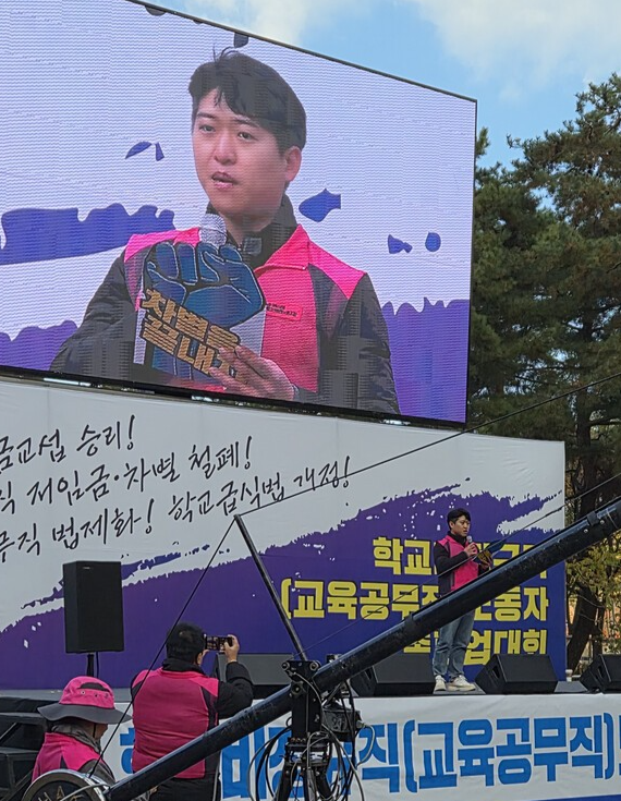 대표로 나와 학교급식법개정에 대한 설명을 하고 잇다.