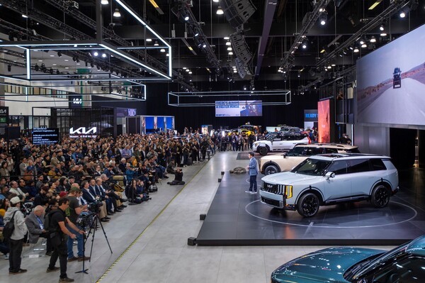 신형 텔루라이드 보기 위해 기아 전시 부스에 운집한 관객들(발표자는 기아 북미권역본부장 윤승규 부사장). [사진=기아차 제공]