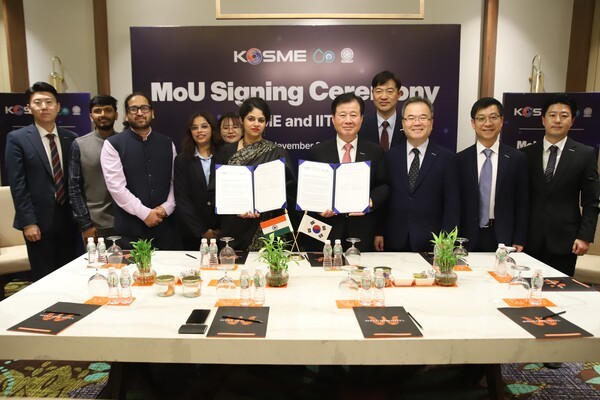 중소벤처기업진흥공단은 지난 21일(현지시간)  인도공과대학 TIF와 ‘인공지능(AI) 분야 기술협력을 위한 업무협약(MOU)’을 체결했다. [사진=연합뉴스제공]