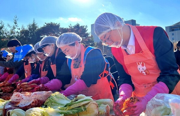 하림은 지난 21일 KBS전주방송총국 시민녹지광장에서 열린 ‘2025 사랑의 김장나눔 축제’에 후원 기업으로 참여했다. 