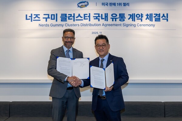 서울 종로구에 위치한 매일유업 본사에서 미국 제과기업 페라라 캔디 컴퍼니(Ferrara Candy Company)와 협력하여 미국 캔디 시장 1위 브랜드 ‘너즈(NERDS)’의 국내 독점 유통계약을 맺는 체결식을 진행했다. (좌)페라라 캔디 컴퍼니(Ferrara Candy Company)의 Guillaume Simon 해외사업총괄(Chief International Officer)과 (우)매일유업 곽정우 대표이사가 체결식 기념 사진을 촬영하고 있다. [사진=매일유업제공]