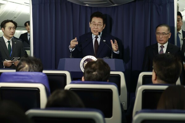 이재명 대통령이 23일(현지시간) G20 정상회의 일정을 마치고 남아프리카공화국에서 다음 방문지인 튀르키예로 향하는 공군 1호기에서 순방 기내 기자간담회를 하고 있다. [사진=연합뉴스제공] 