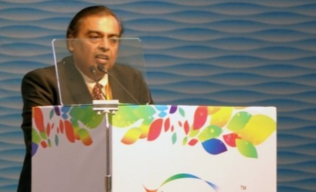 무케시 암바니 릴라이언스그룹 회장( = 무케시 암바니 인도 릴라이언스그룹 회장이 18일 인도 북서부 구자라트 주 주도 간디나가르의 마하트마 만디르 컨벤션센터에서 열린 '인도 구자라트 투자서밋(VGS 2019)' 개막식에서 축사하고 있다.