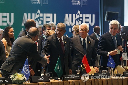 앙골라 루안다에서 열린 정상회의장의 EU와 AU 회원국 정상들 [사진=연합뉴스]