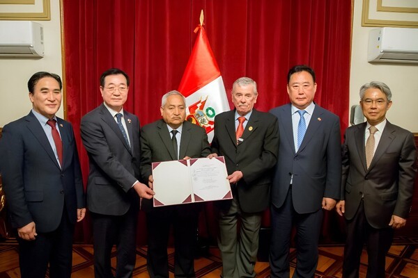 한국-페루 우정의 날 지정 법안 서명 [사진=주페루 한국대사관]