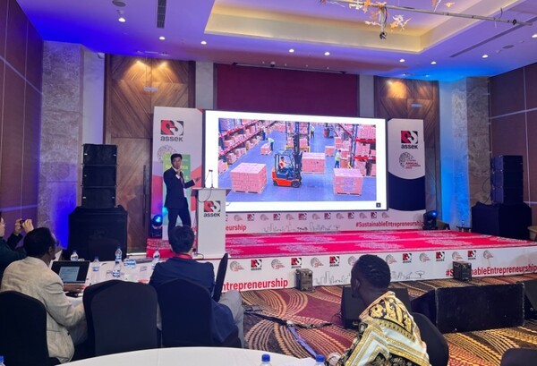 참가팀 관계자가 사업 아이템에 대한 피칭을 진행하고 있다. [사진=한·아프리카재단]