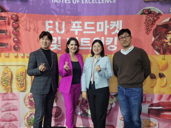 왼쪽부터, 이승훈 대표, 방송인 이다도시, 김미경 통상담당관, 박준우 셰프 [사진=코리아포스트 한글판]