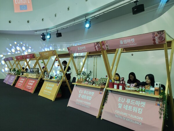 다양한 수입업체 부스가 운영돼 와인, 치즈, 올리브오일 등 대표적인 유럽 식품을 직접 맛볼 수 있는 시식 프로그램이 진행됐다. [사진=코리아포스트 한글판]