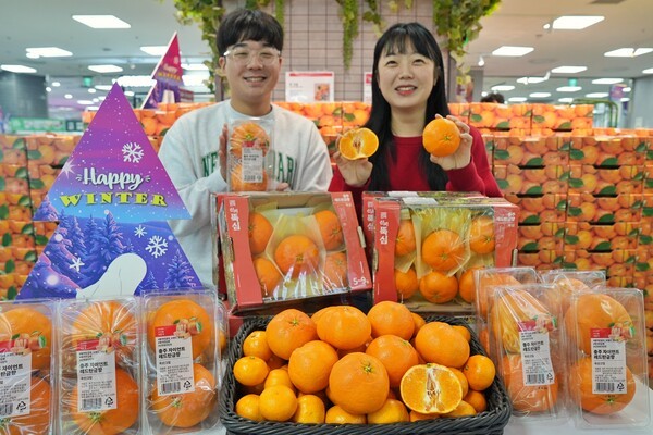 롯데마트는 오는 27일부터 충북 충주에서 재배한 ‘충주 레드탄금향(1.5kg/박스)’을 1만 9,990원에 판매한다.[사진=롯데마트]