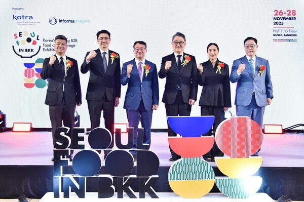 11월 26일 태국 방콕에서 개막한 ‘서울푸드 인 방콕 2025(SEOUL FOOD in Bangkok 2025)’에서 주요 인사들이 기념촬영을 하고 있다. (왼쪽부터 우티차이 르앙아몬러트 태국 무역위원회 부사무총장, 산차이 눔분남 인포마 마켓 태국 대표, 구본경 코트라 동남아대양주지역본부장, 박용민 주태국 대한민국 대사, 플로이라팟 싱토통 태국 산업부 장관 고문, 강수현 양주시 시장) [사진=코트라]