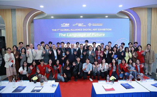 2025 글로벌 얼라이언스 미디어 아트전 참석자들이 기념촬영을 하고 있다. [사진=중앙대학교]