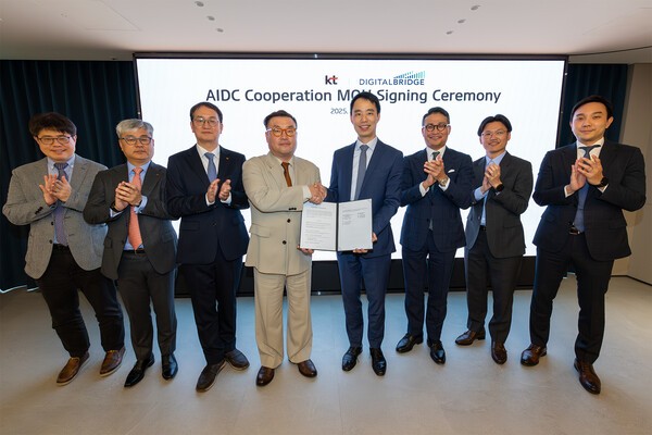 KT 정우진 전략·사업컨설팅부문장(왼쪽 네 번째)과 디지털브릿지 안태은 아시아·태평양 부문 대표(오른쪽 네 번째)가 AI 데이터센터 사업 관련 업무 협약을 체결하고 임원진들과 기념 사진을 촬영하고 있다. [사진=KT]