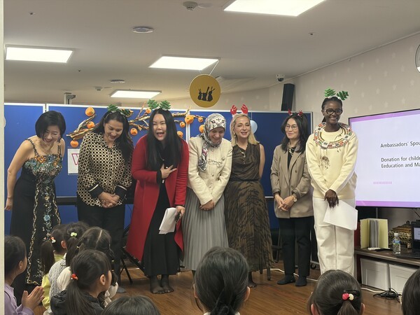 [왼쪽부터] 볼리비아대사부인 마리아, 글로벌문화경제교류협회 회장 김지영, 이란대사부인 나히드쿠제치, 에콰도르대사부인 카탈리나, 몽골대사부인 몽골마, 탄자니아 대사부인 차바