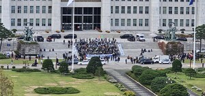 [포토] '과거사법 즉각 개정' 구호 외치는 참가자들