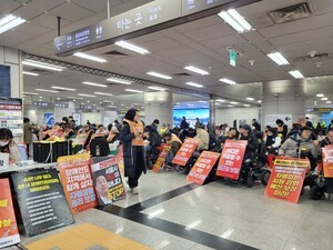 [포토] 9호선 국회의사당역 내   전국장애인차별철폐연대(전장연) 시위