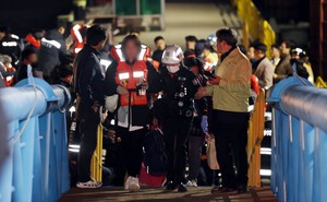 [속보] 해경 "신안 해상 좌초 여객선 승객 전원 함정으로 구조 완료"